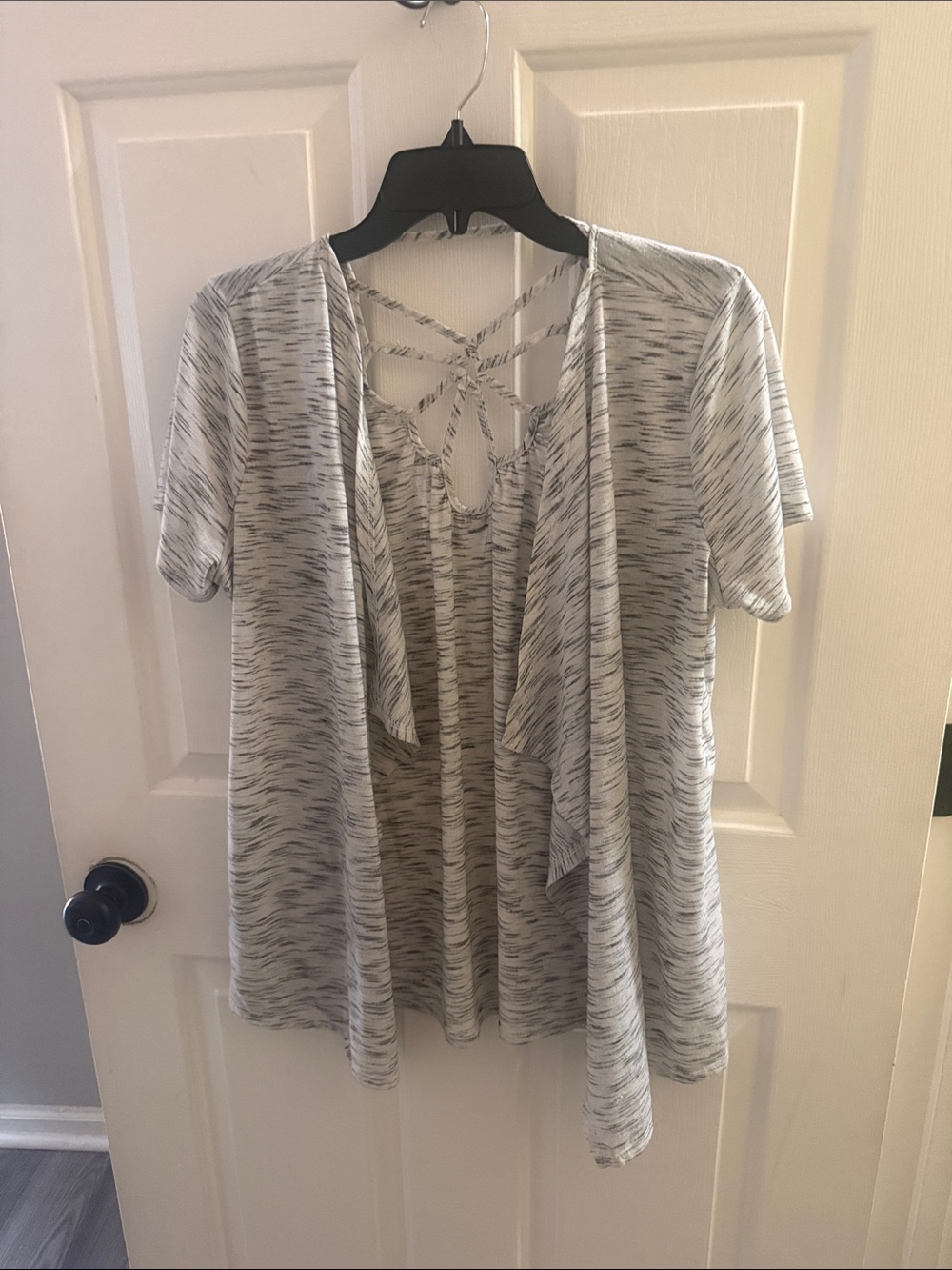 new directions Gray & White Open-Front Short Sleeve Top with Lattice Back